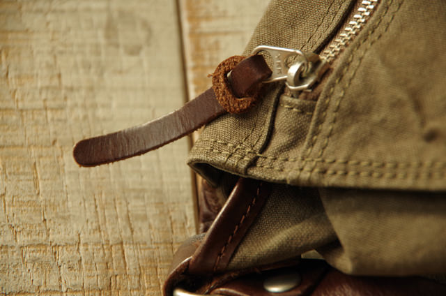 帆布ショルダーバッグ,ヌメ革の引き手部分