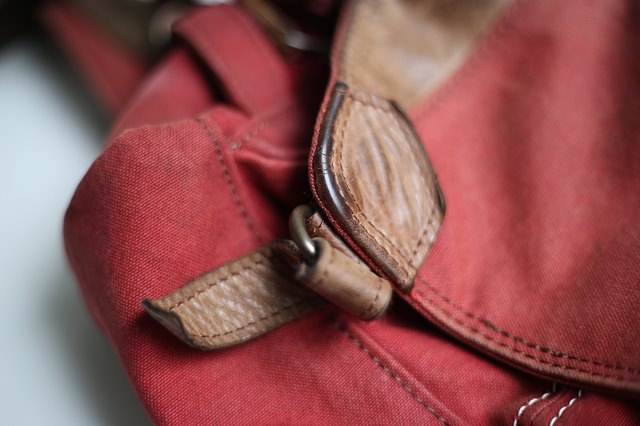 赤さび染め帆布ボディバッグの革