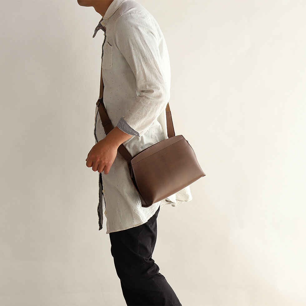 エルバマットリスシオ 職人手作りのレザーショルダーバッグ | 香久山鞄