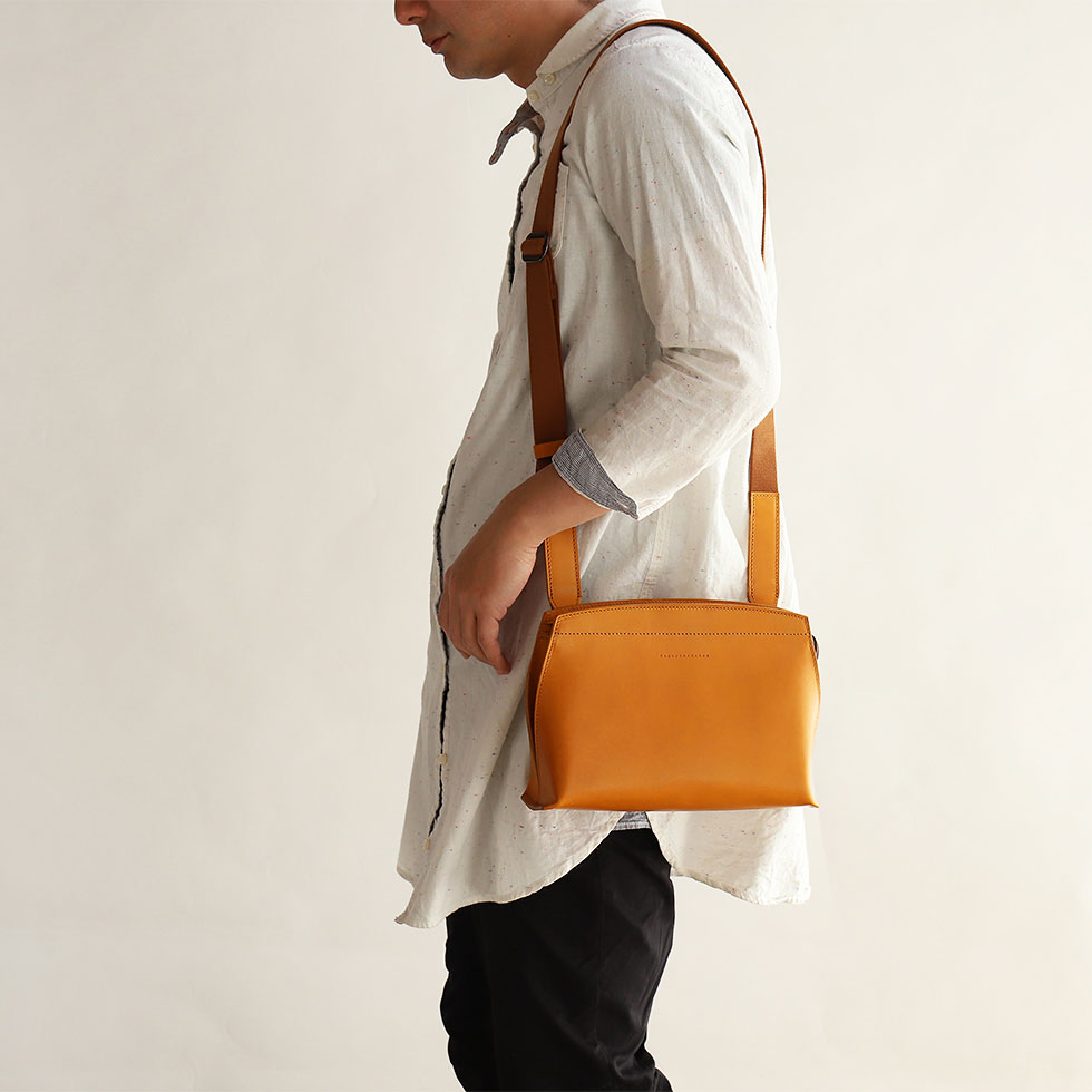 エルバマットリスシオ 職人手作りのレザーショルダーバッグ | 香久山鞄