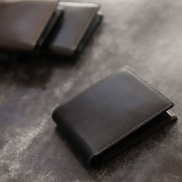 ブライドルレザーの二つ折り財布(小銭入れ付き)の外革