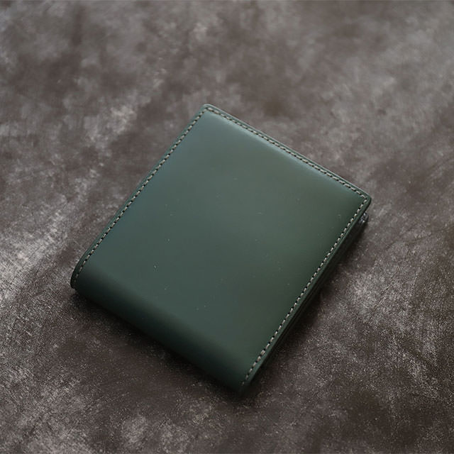 ブライドルレザーの二つ折り財布(小銭入れ付き)のグリーン