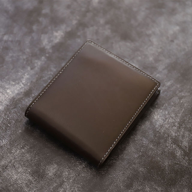 ブライドルレザーの二つ折り財布(小銭入れ付き)のチョコ