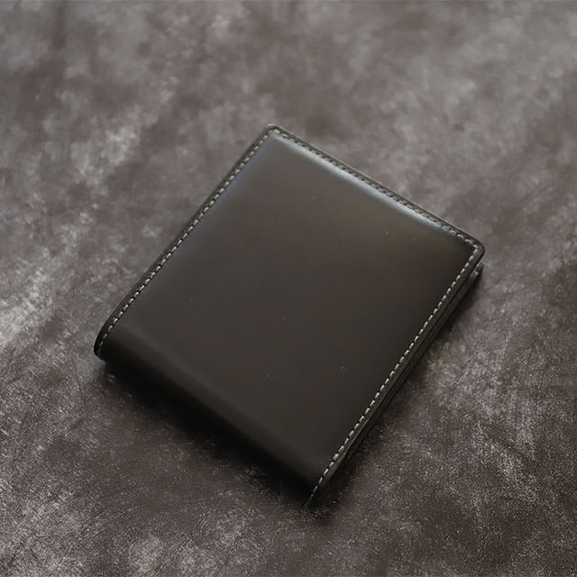 ブライドルレザーの二つ折り財布(小銭入れ付き)のブラック