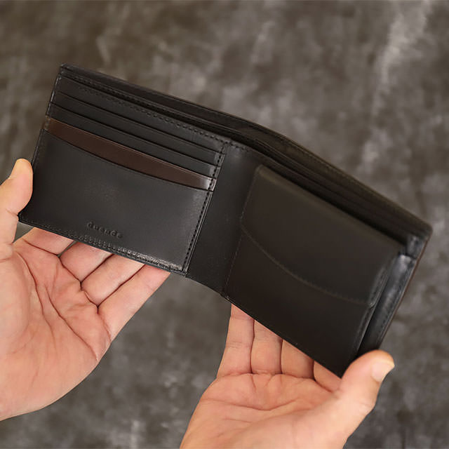 ブライドルレザーの二つ折り財布(小銭入れ付き)のチョコ