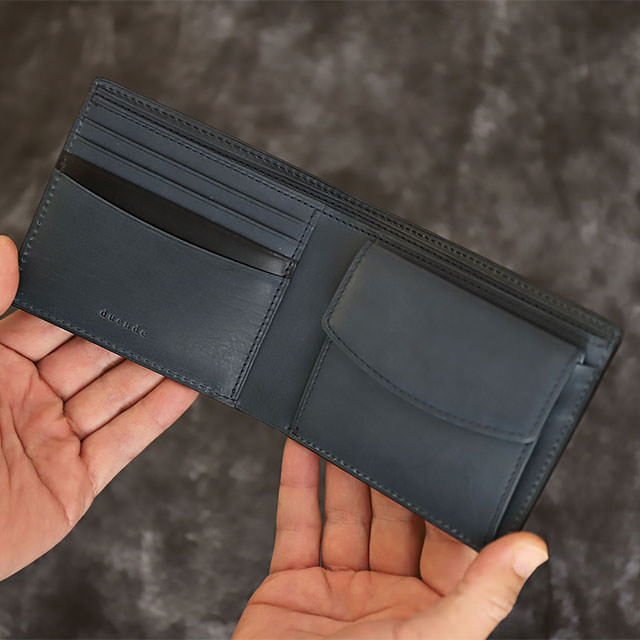 ブライドルレザーの二つ折り財布(小銭入れ付き)のブラック