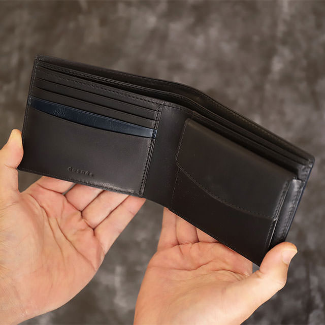 ブライドルレザーの二つ折り財布(小銭入れ付き)のネイビー