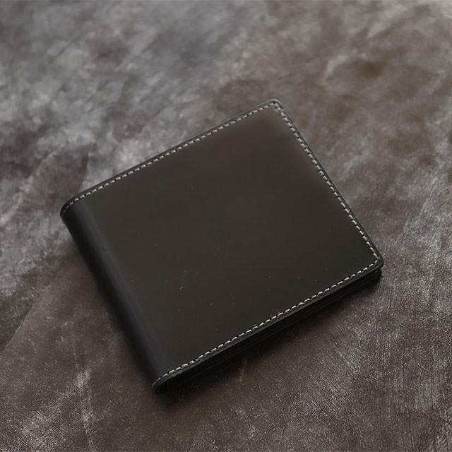 ブライドルレザーの二つ折り財布(純札入れ)のブラック