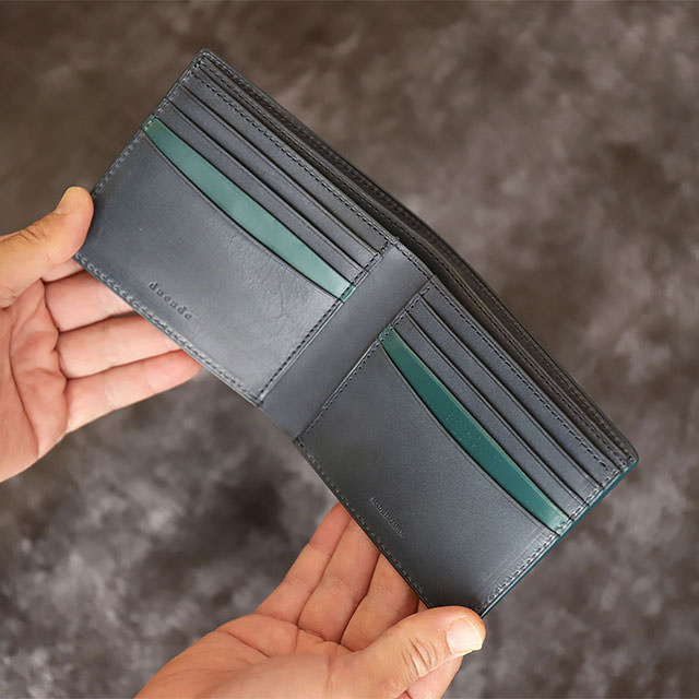 ブライドルレザーの二つ折り財布(純札入れ)のグリーン